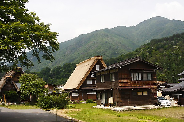 포토 JPG 주간 나무 해외풍경 해외 건축물 아시아 길 고건축 일본문화 자연 산 거리 주택 풍경 사람없음 야외 건물 마을 일본 숲속 숲 이층집 도야마 국내포토 자연요소 식물 동양문화 건축 나라 외국문화 생태계 파일형식