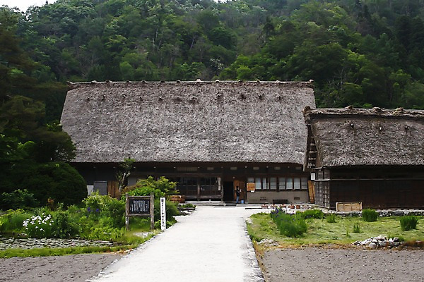 포토 JPG 주간 나무 식물 해외풍경 해외 건축물 아시아 고건축 일본문화 자연 거리 주택 사람 풍경 잔디 성인 야외 건물 일본 표지판 풀 숲 도야마 성인만 국내포토 자연요소 동양문화 건축 나라 외국문화 알림판 생태계 파일형식
