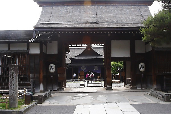 포토 JPG 주간 해외풍경 해외 건축물 아시아 이동 고건축 일본문화 출입구 거리 사람 풍경 성인 야외 건물 뒷모습 세명 여행객 문 걷기 일본 대문 도야마 성인만 국내포토 자연요소 동양문화 건축 나라 뷰포인트 외국문화 컨셉 모션 파일형식