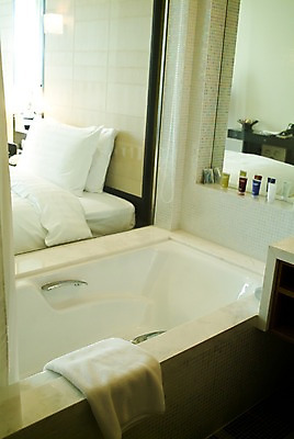 포토 JPG 해외 아시아 창문 호텔 리조트 조명 욕조 실내 사람없음 내부 인테리어 수건 깨끗함 중국 침실 욕실 침대 숙박업 세면대 준비 화장실 객실 정리 국내포토 디자인 나라 산업 가구 컨셉 숙소 위생용품 파일형식