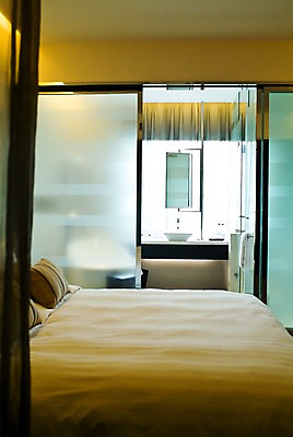 포토 JPG 해외 아시아 창문 호텔 리조트 실내 사람없음 내부 인테리어 깨끗함 중국 침실 욕실 침대 숙박업 세면대 준비 화장실 객실 정리 국내포토 디자인 나라 산업 가구 컨셉 숙소 파일형식