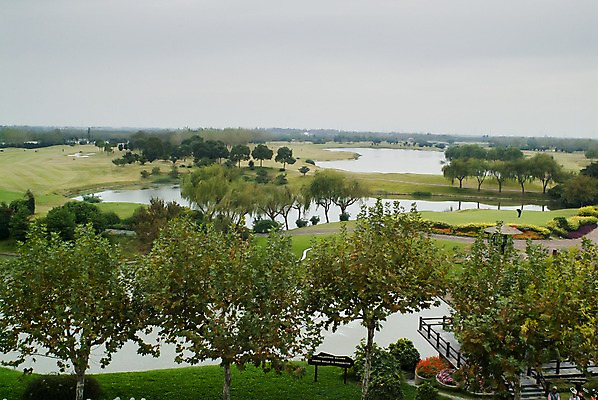 포토 JPG 주간 나무 식물 해외풍경 해외 아시아 스포츠 골프 골프장 하늘 리조트 풍경 경기 잔디 야외 레포츠 중국 경기장 게임 연못 흐림 국내포토 자연요소 나라 스포츠시설 놀이 레저 날씨 구기 파일형식