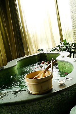 포토 JPG 주간 식물 해외풍경 해외 꽃잎 아시아 화분 초 리조트 욕조 실내 건강 풍경 사람없음 인테리어 위생용품 뷰티 스파 중국 목욕 커튼 스파용품 향초 나무통 국내포토 자연요소 디자인 꽃 나라 생활용품 통 내부 청결 오브젝트 파일형식