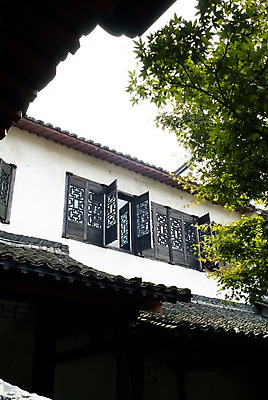 포토 JPG 주간 나무 해외풍경 해외 건축물 아시아 로우앵글 고건축 건축양식 창문 하늘 지붕 기와 풍경 사람없음 야외 건물 중국 동양건축 오픈 처마 국내포토 자연요소 식물 건축 나라 뷰포인트 파일형식 동양