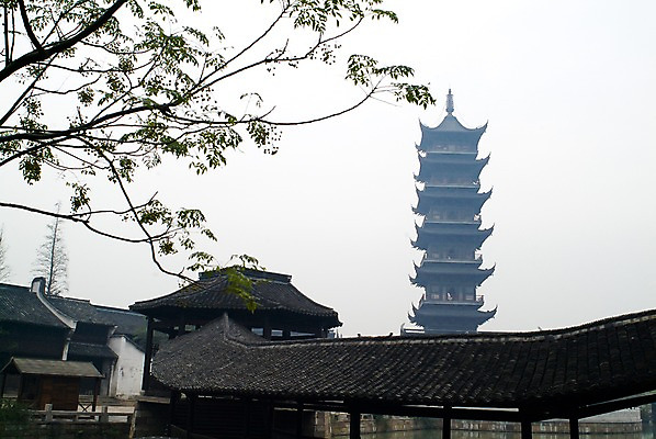 포토 JPG 주간 나무 식물 해외풍경 해외 건축물 아시아 로우앵글 고건축 건축양식 하늘 지붕 기와 풍경 사람없음 야외 건물 탑 중국 동양건축 기둥 처마 흐림 국내포토 자연요소 건축 나라 뷰포인트 날씨 파일형식 동양