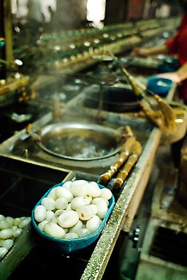 포토 JPG 주간 해외풍경 해외 시설물 아시아 선 공장 실내 풍경 아웃포커스 중국 기계 작업장 빨래 손질 누에 가열 명주실 작업대 국내포토 자연요소 건축물 나라 산업 가사 공업 촬영기법 내부 파일형식