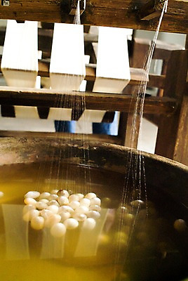 포토 JPG 주간 해외풍경 해외 아시아 공장 물줄기 실내 풍경 사람없음 물 반사 중국 항아리 작업장 수면 빨래 물통 누에 명주실 작업대 국내포토 자연요소 나라 산업 가사 공업 내부 도자기 파일형식