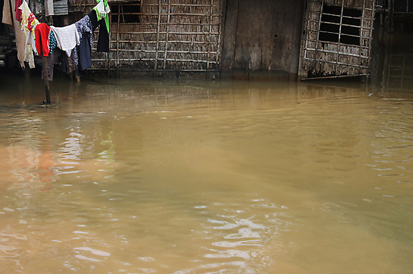 포토 JPG 주간 해외풍경 해외 아시아 고건축 주택 풍경 사람없음 야외 건물 물 강 수면 빨래 빨랫줄 홍수 캄보디아 수해 흙탕물 국내포토 자연요소 건축물 나라 줄 가사 자연재해 파일형식