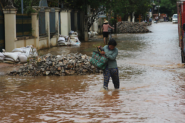 포토 JPG 주간 해외풍경 해외 여자 아시아 이동 주택 돌담 들기 사람 동양인 풍경 성인 야외 두명 건물 물 담장 강 쌓기 바구니 걷기 자전거 돌_바위 당기기 홍수 캄보디아 모래주머니 수해 여자만 성인여자만 성인만 국내포토 자연요소 건축물 나라 컨셉 모션 인종 바이크 자연재해 파일형식