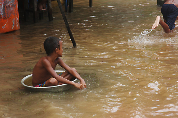 포토 JPG 주간 해외풍경 해외 응시 시선 아시아 어린이 물놀이 사람 앉기 동양인 풍경 소년 야외 두명 물 강 달리기 수영 수면 캄보디아 남자만 어린이만 소년만 국내포토 자연요소 남자 나라 모션 놀이 인종 수상스포츠 파일형식