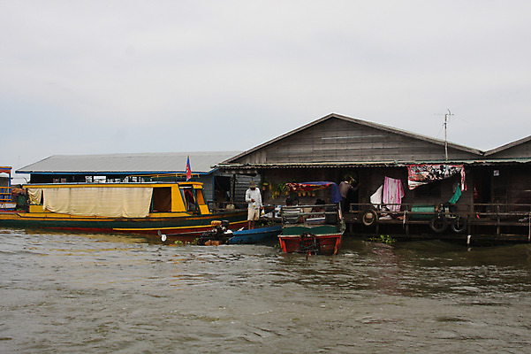 포토 JPG 주간 해외풍경 해외 아시아 고건축 수상교통 사람 동양인 풍경 여러명 성인 야외 건물 물 강 상점 직물 시장 승차 상인 정박 캄보디아 승객 흐림 수상시장 선박 성인만 국내포토 자연요소 건축물 나라 교통수단 다수 배_교통 모션 날씨 인종 파일형식