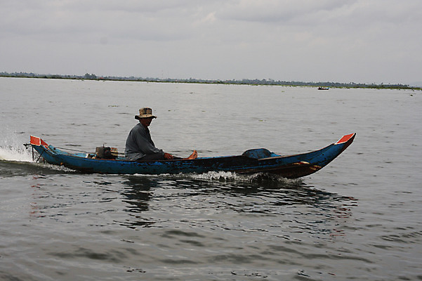 포토 JPG 주간 외국인 해외풍경 해외 남자 아시아 수상교통 하늘 한명 사람 동양인 풍경 성인 야외 물 강 보트 수면 캄보디아 모터보트 흐림 선박 남자만 남자한명만 성인남자만 성인만 국내포토 자연요소 1 나라 교통수단 배_교통 날씨 인종 파일형식
