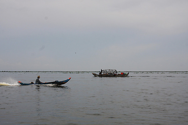 포토 JPG 주간 외국인 해외풍경 해외 남자 아시아 이동 수상교통 하늘 사람 동양인 풍경 성인 야외 두명 물 강 보트 수면 캄보디아 모터보트 흐림 선박 남자만 성인남자만 성인만 국내포토 자연요소 나라 교통수단 컨셉 배_교통 날씨 인종 파일형식