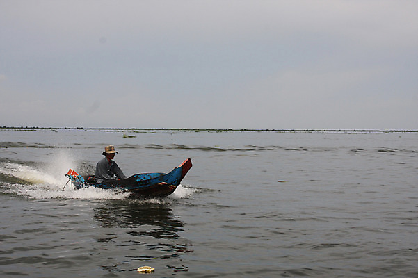 포토 JPG 주간 외국인 해외풍경 해외 남자 아시아 수상교통 하늘 한명 사람 동양인 풍경 성인 야외 물 강 보트 수면 캄보디아 모터보트 흐림 선박 남자만 남자한명만 성인남자만 성인만 국내포토 자연요소 1 나라 교통수단 배_교통 날씨 인종 파일형식