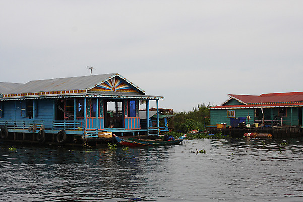 포토 JPG 주간 해외풍경 해외 아시아 고건축 수상교통 주택 풍경 사람없음 야외 건물 물 강 상점 시장 정박 캄보디아 수상가옥 흐림 수상시장 선박 국내포토 자연요소 건축물 나라 교통수단 날씨 배 파일형식