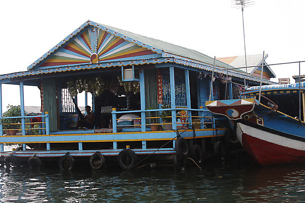 포토 JPG 주간 해외풍경 해외 아시아 고건축 수상교통 주택 한명 사람 동양인 풍경 성인 야외 건물 물 강 눕기 상점 시장 정박 캄보디아 수상가옥 해먹 흐림 수상시장 선박 성인만 국내포토 자연요소 1 건축물 나라 교통수단 모션 날씨 인종 침대 배 파일형식