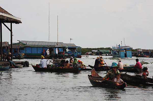 포토 JPG 주간 외국인 해외풍경 해외 아시아 어린이 고건축 수상교통 주택 사람 동양인 풍경 여러명 성인 야외 물 강 반사 마을 캄보디아 수상가옥 노젓기 흐림 수상시장 선박 국내포토 자연요소 건축물 나라 교통수단 다수 모션 날씨 인종 건물 시장 파일형식
