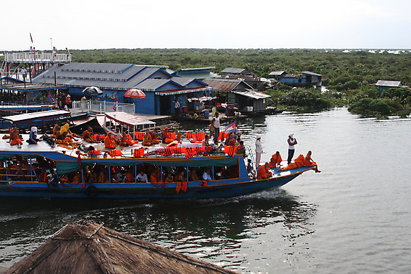 포토 JPG 주간 외국인 해외풍경 해외 아시아 교통수단 고건축 수상교통 사람 동양인 풍경 여러명 야외 강 여행객 항구 승려 캄보디아 수상가옥 메콩강 선박 국내포토 자연요소 건축물 나라 다수 교통 교통시설 주택 인종 성직자 파일형식