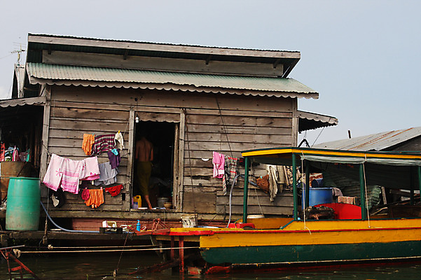 포토 JPG 주간 해외풍경 해외 아시아 고건축 수상교통 주택 건조 한명 사람 동양인 풍경 야외 건물 뒷모습 물 강 수건 마을 빨래 옷걸이 정박 캄보디아 수상가옥 목조 흐림 메콩강 선박 국내포토 자연요소 1 건축물 나라 교통수단 뷰포인트 가사 배_교통 날씨 인종 위생용품 파일형식