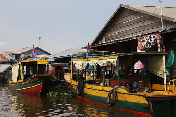 포토 JPG 주간 해외풍경 해외 아시아 고건축 수상교통 주택 풍경 사람없음 야외 건물 물 강 반사 마을 숲 정박 캄보디아 수상가옥 흐림 메콩강 선박 국내포토 자연요소 건축물 나라 교통수단 배_교통 날씨 파일형식