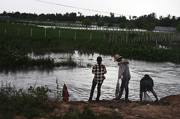 포토 JPG 주간 외국인 식물 해외풍경 해외 여자 남자 아시아 낚시 서기 사람 동양인 풍경 성인 야외 뒷모습 세명 강 마을 그물 숲 캄보디아 성인만 국내포토 자연요소 나라 뷰포인트 모션 레저 인종 파일형식