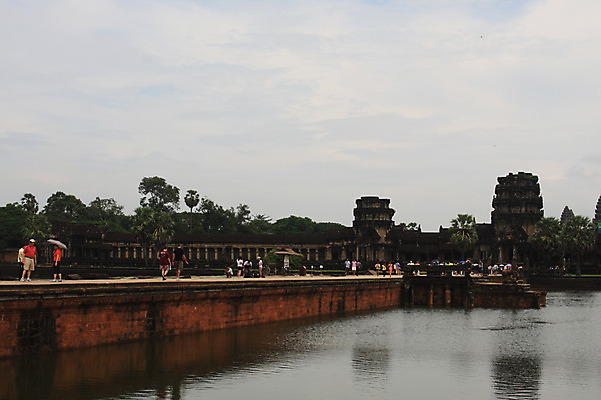 포토 JPG 주간 나무 식물 해외풍경 해외 건축물 여자 남자 아시아 종교 불교 건축양식 유적지 하늘 석조 사람 풍경 여러명 성인 야외 물 관광지 반사 여행객 돌_바위 연못 빈티지 사찰 사원 캄보디아 앙코르와트 브라만교 해자 성인만 국내포토 자연요소 건축 나라 여행 다수 컨셉 고건축 비즈니스 종교건축 성 파일형식