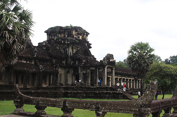 포토 JPG 주간 나무 식물 해외풍경 해외 건축물 여자 남자 아시아 종교 벽 불교 건축양식 유적지 하늘 석조 이끼 외벽 풍경 잔디 여러명 성인 야외 관광지 여행객 빈티지 사찰 사원 풀 캄보디아 앙코르와트 브라만교 성인만 국내포토 자연요소 건축 나라 여행 다수 컨셉 고건축 종교건축 사람 파일형식