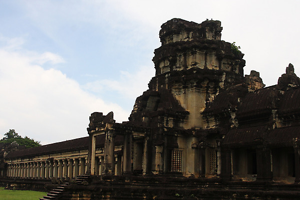 포토 JPG 주간 해외풍경 해외 건축물 아시아 종교 벽 로우앵글 불교 건축양식 유적지 하늘 지붕 석조 외벽 풍경 사람없음 야외 관광지 돌_바위 빈티지 사찰 사원 캄보디아 앙코르와트 브라만교 국내포토 자연요소 건축 나라 뷰포인트 여행 컨셉 고건축 비즈니스 종교건축 파일형식