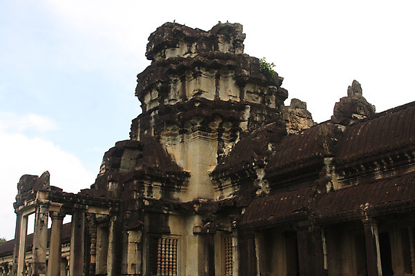 포토 JPG 주간 해외풍경 해외 건축물 아시아 종교 벽 로우앵글 불교 건축양식 유적지 하늘 지붕 석조 외벽 풍경 사람없음 야외 관광지 빈티지 사찰 사원 캄보디아 앙코르와트 브라만교 국내포토 자연요소 건축 나라 뷰포인트 여행 컨셉 고건축 종교건축 파일형식