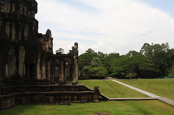 포토 JPG 주간 나무 식물 해외풍경 해외 건축물 아시아 종교 길 벽 불교 건축양식 유적지 하늘 석조 이끼 외벽 풍경 잔디 초원 사람없음 야외 관광지 계단 돌_바위 빈티지 사찰 사원 캄보디아 앙코르와트 브라만교 국내포토 자연요소 건축 나라 여행 컨셉 고건축 비즈니스 종교건축 파일형식