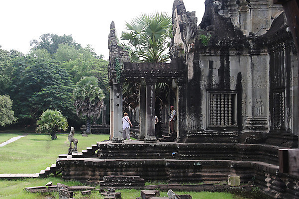 포토 JPG 주간 외국인 나무 식물 해외풍경 해외 건축물 여자 남자 아시아 종교 벽 불교 건축양식 유적지 석조 이끼 외벽 사람 풍경 잔디 초원 성인 야외 세명 관광지 조각상 여행객 계단 돌_바위 빈티지 사찰 사원 캄보디아 앙코르와트 브라만교 사자상 성인만 국내포토 자연요소 건축 나라 여행 컨셉 고건축 비즈니스 종교건축 인종 조형물 파일형식