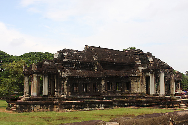 포토 JPG 주간 해외풍경 해외 건축물 아시아 종교 벽 불교 건축양식 유적지 하늘 석조 이끼 외벽 풍경 잔디 사람없음 야외 관광지 여행객 돌_바위 빈티지 사찰 사원 풀 캄보디아 앙코르와트 브라만교 국내포토 자연요소 식물 건축 나라 여행 컨셉 고건축 비즈니스 종교건축 사람 파일형식