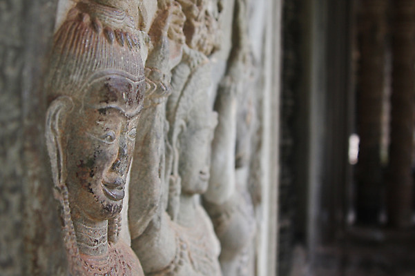 포토 JPG 해외풍경 해외 건축물 아시아 벽 조각 불교 건축양식 유적지 실내 석조 외벽 미술 풍경 사람없음 내부 아웃포커스 관광지 돌_바위 빈티지 사찰 사원 캄보디아 부조 앙코르와트 브라만교 조각_조소 국내포토 건축 나라 종교 여행 컨셉 고건축 비즈니스 종교건축 문화예술 촬영기법 조소 파일형식