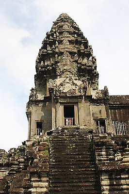 포토 JPG 주간 해외풍경 해외 건축물 아시아 종교 벽 로우앵글 불교 건축양식 유적지 하늘 석조 외벽 사람 풍경 여러명 야외 관광지 여행객 탑 돌_바위 빈티지 사찰 사원 캄보디아 앙코르와트 브라만교 국내포토 자연요소 건축 나라 뷰포인트 여행 다수 컨셉 고건축 비즈니스 종교건축 파일형식