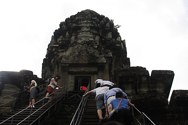 포토 JPG 주간 해외풍경 해외 건축물 여자 남자 아시아 종교 벽 로우앵글 불교 건축양식 유적지 하늘 석조 외벽 사람 풍경 여러명 성인 야외 관광지 여행객 계단 탑 빈티지 사찰 사원 오르기 캄보디아 앙코르와트 브라만교 성인만 국내포토 자연요소 건축 나라 뷰포인트 여행 다수 컨셉 고건축 종교건축 모션 파일형식