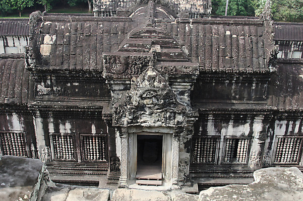 포토 JPG 주간 해외풍경 해외 건축물 아시아 종교 벽 불교 건축양식 유적지 지붕 석조 이끼 외벽 풍경 사람없음 야외 아웃포커스 관광지 하이앵글 여행객 돌_바위 빈티지 사찰 사원 캄보디아 앙코르와트 브라만교 국내포토 자연요소 건축 나라 뷰포인트 여행 컨셉 고건축 비즈니스 종교건축 촬영기법 사람 파일형식