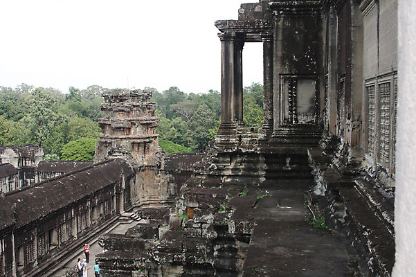 포토 JPG 주간 해외풍경 해외 건축물 여자 남자 아시아 종교 벽 불교 건축양식 유적지 석조 이끼 외벽 사람 풍경 여러명 성인 야외 관광지 여행객 탑 돌_바위 빈티지 사찰 사원 캄보디아 앙코르와트 브라만교 성인만 국내포토 자연요소 건축 나라 여행 다수 컨셉 고건축 비즈니스 종교건축 파일형식