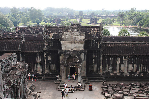 포토 JPG 주간 나무 식물 해외풍경 해외 건축물 여자 남자 아시아 종교 벽 불교 건축양식 유적지 지붕 석조 이끼 외벽 사람 풍경 여러명 성인 야외 아웃포커스 관광지 하이앵글 여행객 돌_바위 연못 빈티지 사원 캄보디아 앙코르와트 브라만교 해자 성인만 국내포토 자연요소 건축 나라 뷰포인트 여행 다수 컨셉 고건축 비즈니스 촬영기법 성 파일형식
