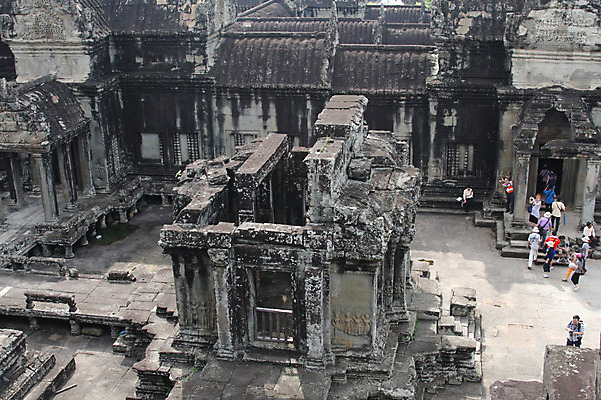 포토 JPG 주간 해외풍경 해외 건축물 여자 남자 아시아 종교 벽 불교 건축양식 유적지 석조 이끼 외벽 사람 풍경 여러명 성인 야외 관광지 하이앵글 여행객 돌_바위 빈티지 사찰 사원 캄보디아 앙코르와트 브라만교 성인만 국내포토 자연요소 건축 나라 뷰포인트 여행 다수 컨셉 고건축 비즈니스 종교건축 파일형식