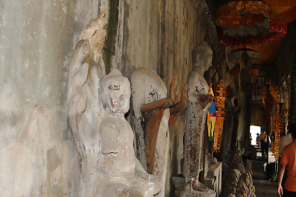 포토 JPG 주간 해외풍경 해외 건축물 아시아 종교 벽 불교 건축양식 유적지 실내 석조 풍경 여러명 장식 관광지 조각상 여행객 돌_바위 빈티지 사찰 사원 캄보디아 앙코르와트 브라만교 국내포토 자연요소 건축 나라 여행 다수 컨셉 고건축 비즈니스 종교건축 사람 내부 조형물 파일형식