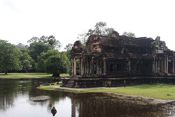 포토 JPG 주간 나무 식물 해외풍경 해외 건축물 아시아 종교 불교 건축양식 유적지 석조 이끼 풍경 사람없음 야외 물 관광지 반사 돌_바위 연못 빈티지 사찰 사원 캄보디아 앙코르와트 브라만교 해자 국내포토 자연요소 건축 나라 여행 컨셉 고건축 비즈니스 종교건축 성 파일형식