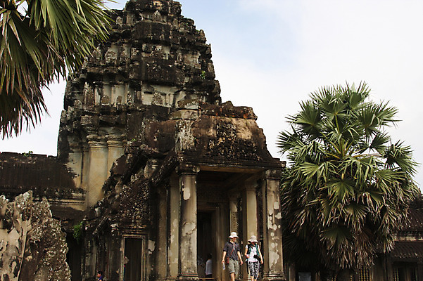 포토 JPG 주간 나무 식물 해외풍경 해외 건축물 여자 남자 아시아 종교 벽 불교 건축양식 유적지 석조 이끼 외벽 사람 풍경 여러명 성인 야외 관광지 여행객 빈티지 사찰 사원 캄보디아 앙코르와트 브라만교 성인만 국내포토 자연요소 건축 나라 여행 다수 컨셉 고건축 종교건축 파일형식