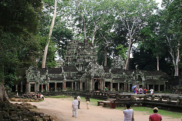 포토 JPG 주간 나무 식물 해외풍경 해외 건축물 여자 남자 아시아 종교 벽 불교 건축양식 유적지 석조 이끼 외벽 사람 풍경 여러명 성인 야외 관광지 여행객 돌_바위 빈티지 사찰 사원 캄보디아 앙코르와트 브라만교 성인만 국내포토 자연요소 건축 나라 여행 다수 컨셉 고건축 비즈니스 종교건축 파일형식