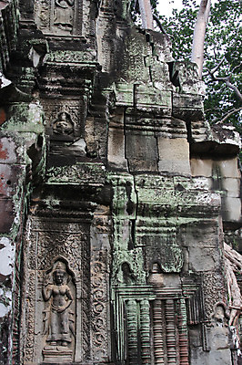 포토 JPG 주간 나무 식물 해외풍경 해외 건축물 아시아 종교 벽 로우앵글 조각 불교 건축양식 유적지 석조 이끼 외벽 풍경 사람없음 야외 관광지 탑 돌_바위 빈티지 사찰 사원 캄보디아 부조 앙코르와트 브라만교 조각_조소 국내포토 자연요소 건축 나라 뷰포인트 여행 컨셉 고건축 비즈니스 종교건축 조소 파일형식