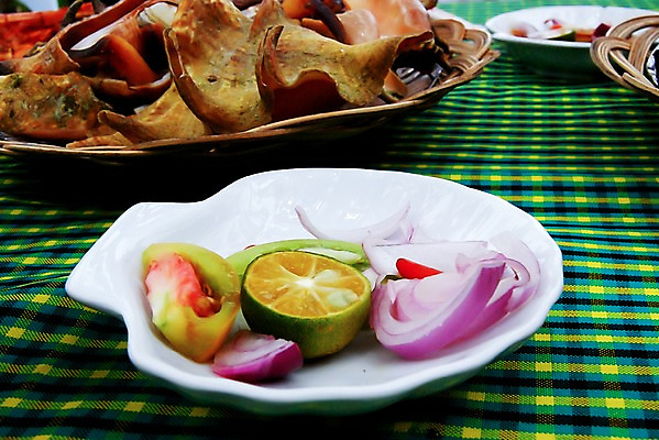 포토 JPG 주간 해외풍경 해외 그릇 접시 아시아 음식 토마토 과일 식재료 탁자 양파 세부 필리핀 풍경 사람없음 야외 다양 소라 해산물 준비 라임 국내포토 자연요소 식기 나라 가구 다수 채소 어패류 동남아시아 파일형식