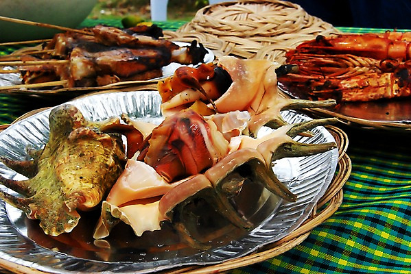 포토 JPG 주간 해외풍경 해외 접시 아시아 음식 탁자 새우 종류 세부 필리핀 풍경 사람없음 야외 다양 꼬치 소라 바비큐 굽기 해산물 준비 채반 국내포토 자연요소 그릇 식기 나라 가구 다수 어패류 갑각류 동남아시아 구이 파일형식