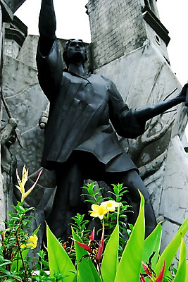 포토 JPG 주간 식물 해외풍경 해외 건축물 꽃 아시아 로우앵글 잎 세부 필리핀 풍경 사람없음 야외 아웃포커스 조각상 노란색 화단 국내포토 자연요소 건축 나라 뷰포인트 컬러 촬영기법 조형물 동남아시아 파일형식