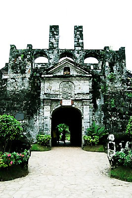 포토 JPG 주간 식물 해외 건축물 꽃 아시아 조각 유적지 돌담 석조 이끼 세부 필리핀 외벽 풍경 야외 관광지 여행객 문 팻말 빈티지 성 통로 산페트로요새 조각_조소 국내포토 자연요소 건축 나라 벽 여행 컨셉 고건축 프레임 사람 담장 동남아시아 돌_바위 조소 파일형식