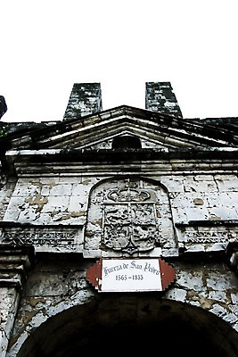 포토 JPG 주간 해외 건축물 아시아 로우앵글 조각 유적지 돌담 석조 이끼 세부 필리핀 외벽 풍경 사람없음 야외 관광지 팻말 빈티지 성 산페트로요새 조각_조소 국내포토 자연요소 건축 나라 벽 뷰포인트 여행 컨셉 고건축 프레임 담장 동남아시아 돌_바위 조소 파일형식