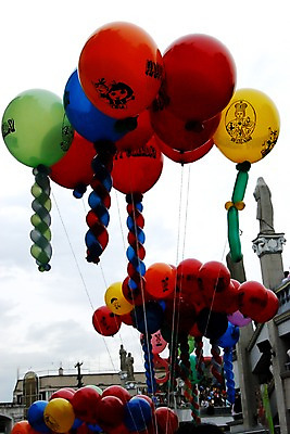 포토 JPG 주간 외국인 해외풍경 해외 아시아 로우앵글 섬 하늘 세부 필리핀 사람 동양인 풍경 여러명 야외 관광지 조각상 성당 교회 여행객 상점 휴양지 풍선 노점 산토리뇨 국내포토 자연요소 나라 뷰포인트 여행 다수 종교건축 인종 건물 조형물 동남아시아 장소 파일형식